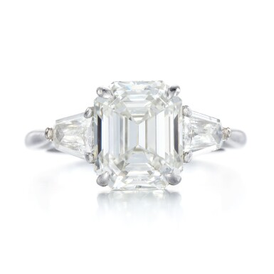 View full screen - View 1 of Lot 11. Diamond ring .