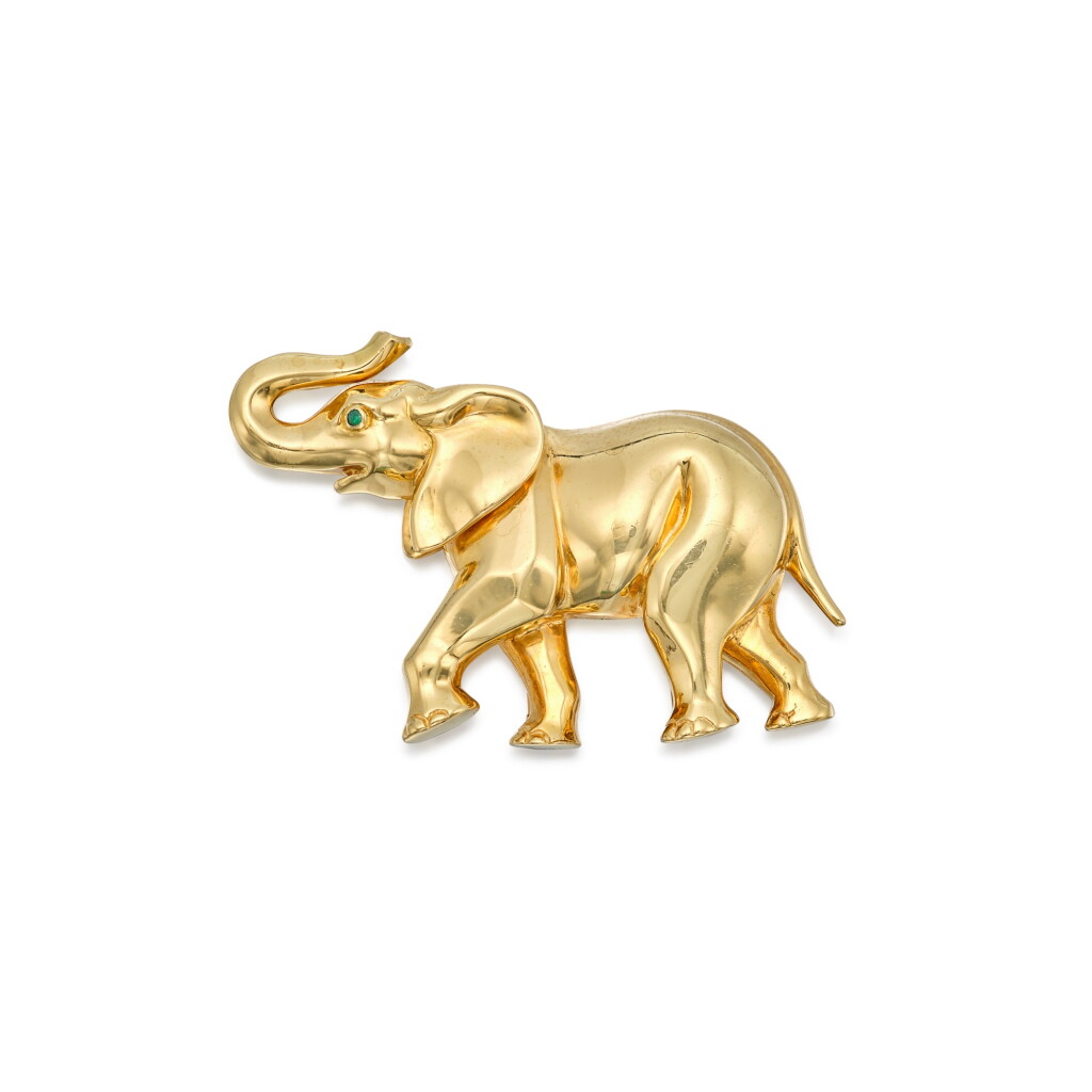 Voir en plein écran - Voir 1 du lot 21. Gold and Emerald Clip-Brooch.
