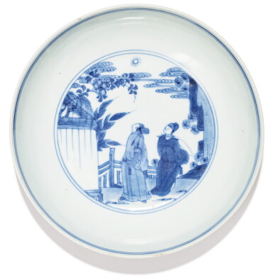 View full screen - View 1 of Lot 5. RARE COUPE EN PORCELAINE BLEU BLANC DYNASTIE QING, ÉPOQUE YONGZHENG, DATÉ 1724 | 清雍正 青花人物故事圖小盤 《大清雍正二年冬製》款 | A rare blue and white saucer dish, Qing Dynasty, dated to the second year of the Yongzheng period (1724).