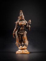 Statuette de Shri Devi debout en alliage de cuivre, Inde du Sud, vers le XVIIIe siècle | A copper-alloy standing figure of Shri Devi, South India, circa 18th century