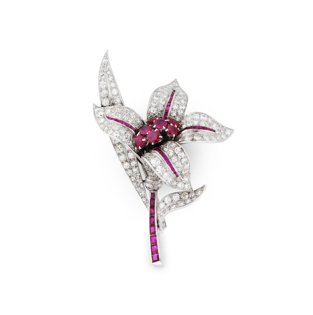 View full screen - View 1 of Lot 25. BROCHE RUBIS ET DIAMANTS | RUBY AND DIAMOND BROOCH.