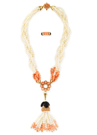 View full screen - View 1 of Lot 132. BAGUE CORAIL, ONYX ET DIAMANTS, ET UN COLLIER | CORAL, ONYX AND DIAMOND RING, AND A NECKLACE .