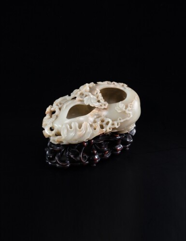 Voir en plein écran - Voir 1 du lot 221. A large celadon jade 'double gourd' brush washer, 17th - 18th century | 十七至十八世紀 青白玉葫蘆洗.