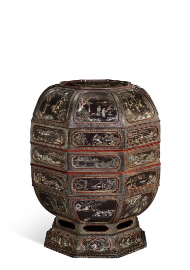 View full screen - View 1 of Lot 2525. A mother-of-pearl inlaid lacquer two-tiered octagonal box and cover, Late Ming dynasty | 明末 黑漆嵌螺鈿人物樓閣圖兩撞八方蓋盒.