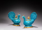 Paire de pots couverts en forme de paons en porcelaine à glaçure turquoise, Dynastie Qing, époque Kangxi (1662-1722) et montures de bronze doré de style Louis XVI, XIXe siècle