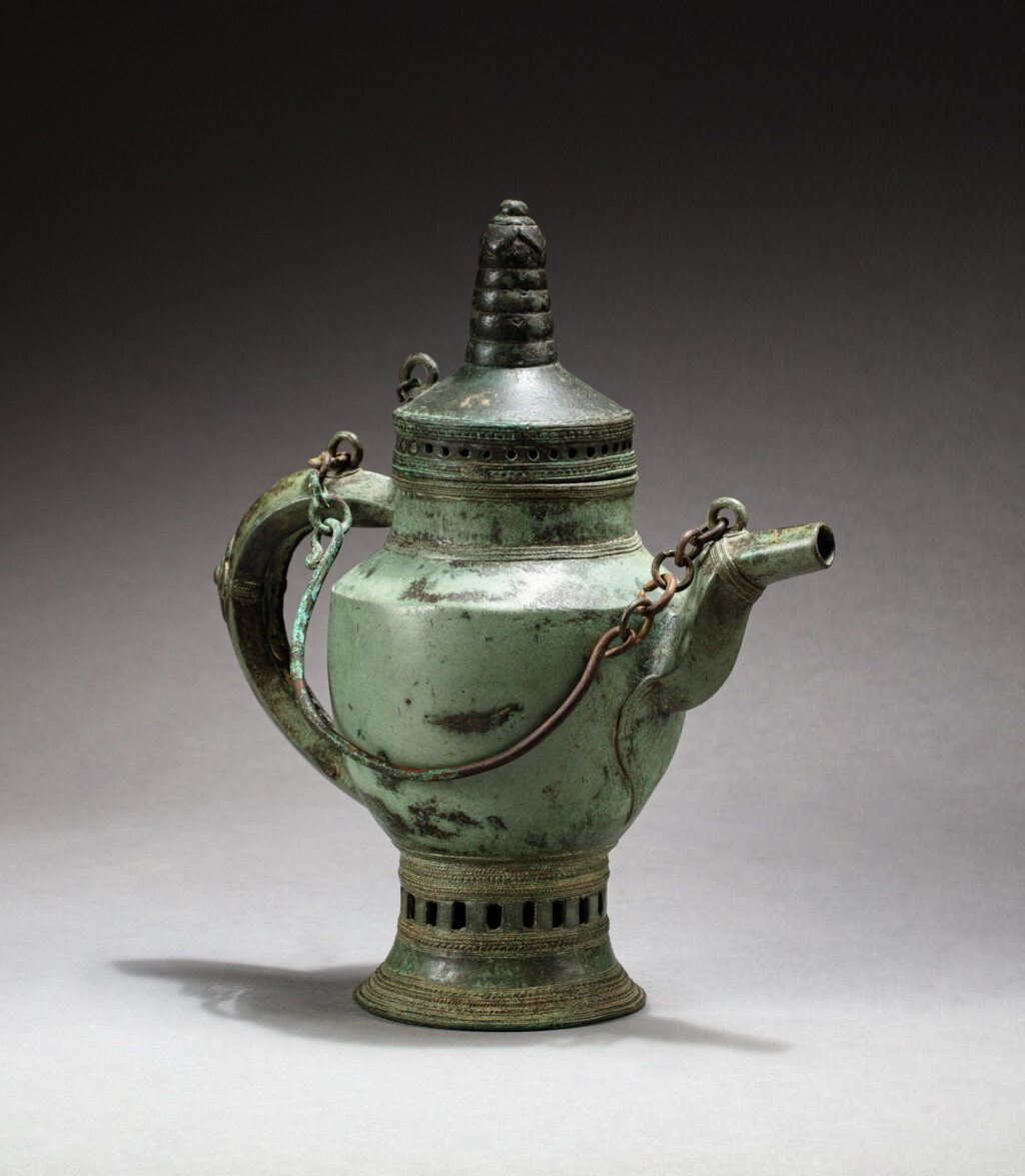 View full screen - View 1 of Lot 170. A bronze Khmer ewer and cover, Angkor, 12th century | 高棉吳哥王朝 十二世紀 銅蓋壺.