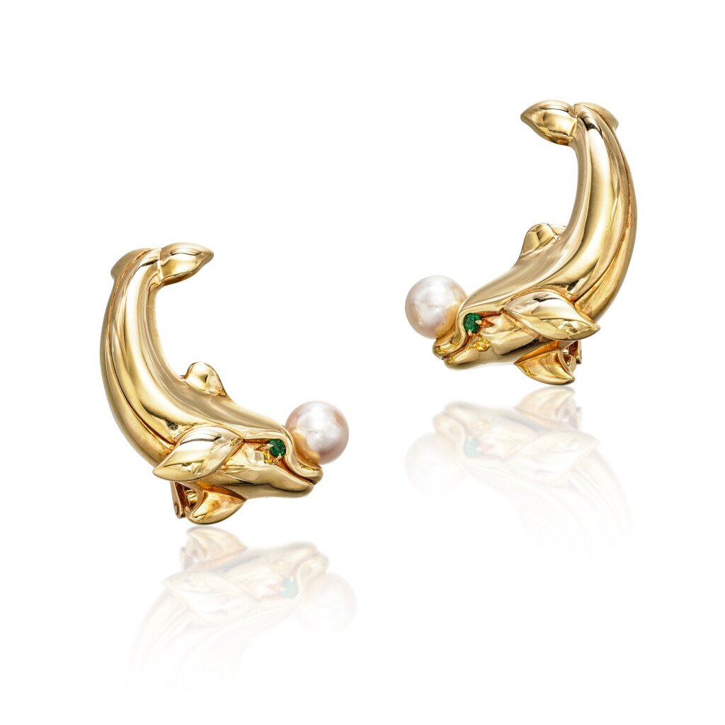 View full screen - View 1 of Lot 1914. Pair of Cultured Pearl and Emerald Ear Clips | 卡地亞 | 養殖珍珠 配 祖母綠 耳夾一對.