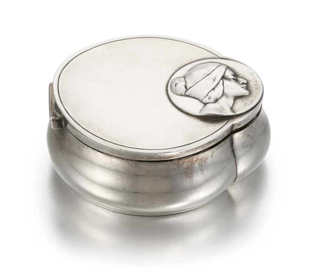 View full screen - View 1 of Lot 94. A Fabergé silver pillbox, Moscow, 1899-1908.