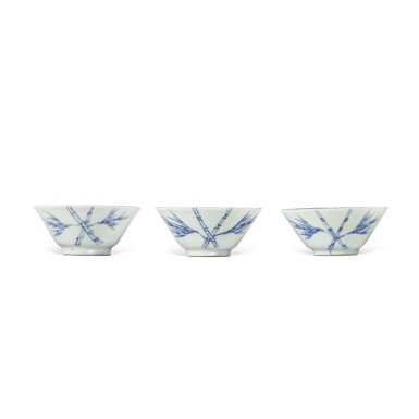 View full screen - View 1 of Lot 810. Three small blue and white 'bamboo and phoenix' cups, Qing dynasty, 18th century | 清十八世紀 青花「瑞竹祥鳳」紋笠式盃一組三件.