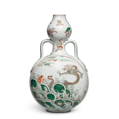View full screen - View 1 of Lot 14. A very rare famille-verte 'dragon-carp' moonflask,Qing dynasty, Kangxi period | 清康熙 五彩錦鯉化龍圖抱月瓶.