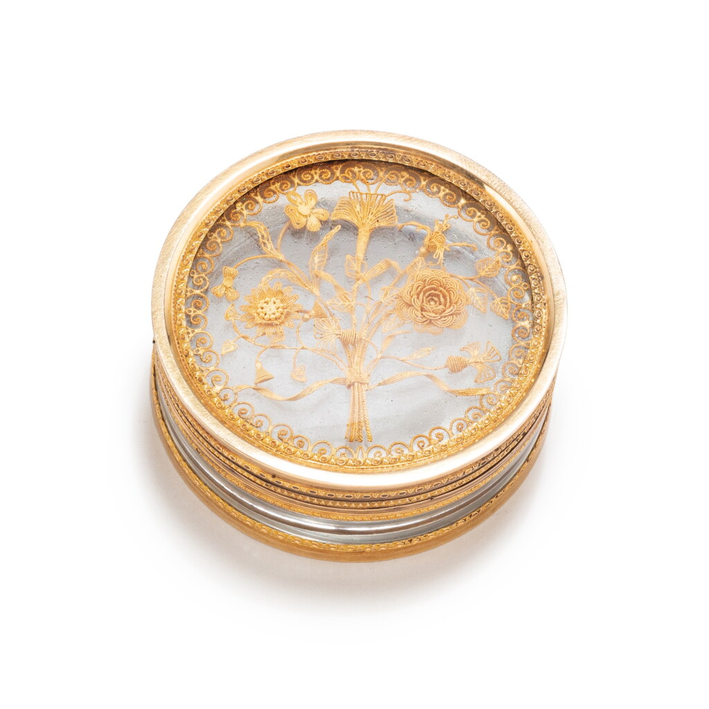 View full screen - View 1 of Lot 309. A gold and glass bonbonniere, Pierre-Denis Chaumont, Paris, 1789-1792 | Bonbonnière en or et en verre par Pierre-Denis Chaumont, Paris, 1789-1792.