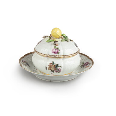 View full screen - View 1 of Lot 10. A Meissen porcelain soup tureen and tray, probably from the service of the Marquis d'Argenson, circa 1745-1747 | Soupière et son plateau en porcelaine de Meissen, probablement du service du marquis d'Argenson, vers 1745-1747.