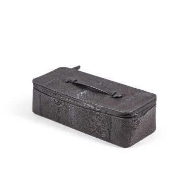 View full screen - View 1 of Lot 469. A small black faux shagreen and leather gentleman’s vanity case | Kleine Schwarzleder und – Imitation Chagrin Männertasche.