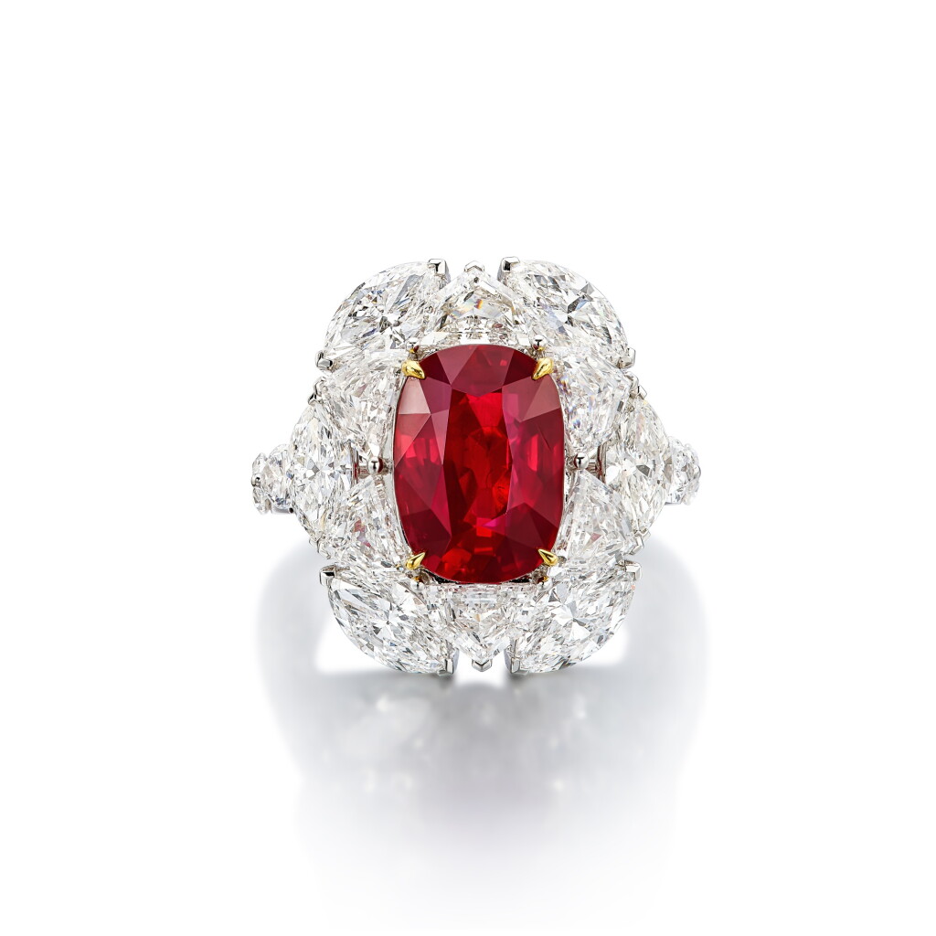 全螢幕檢視 - 查看1761Ruby and Diamond Ring | 5.07克拉 天然 「緬甸鴿血紅」未經加熱 紅寶石 配 鑽石 戒指的1