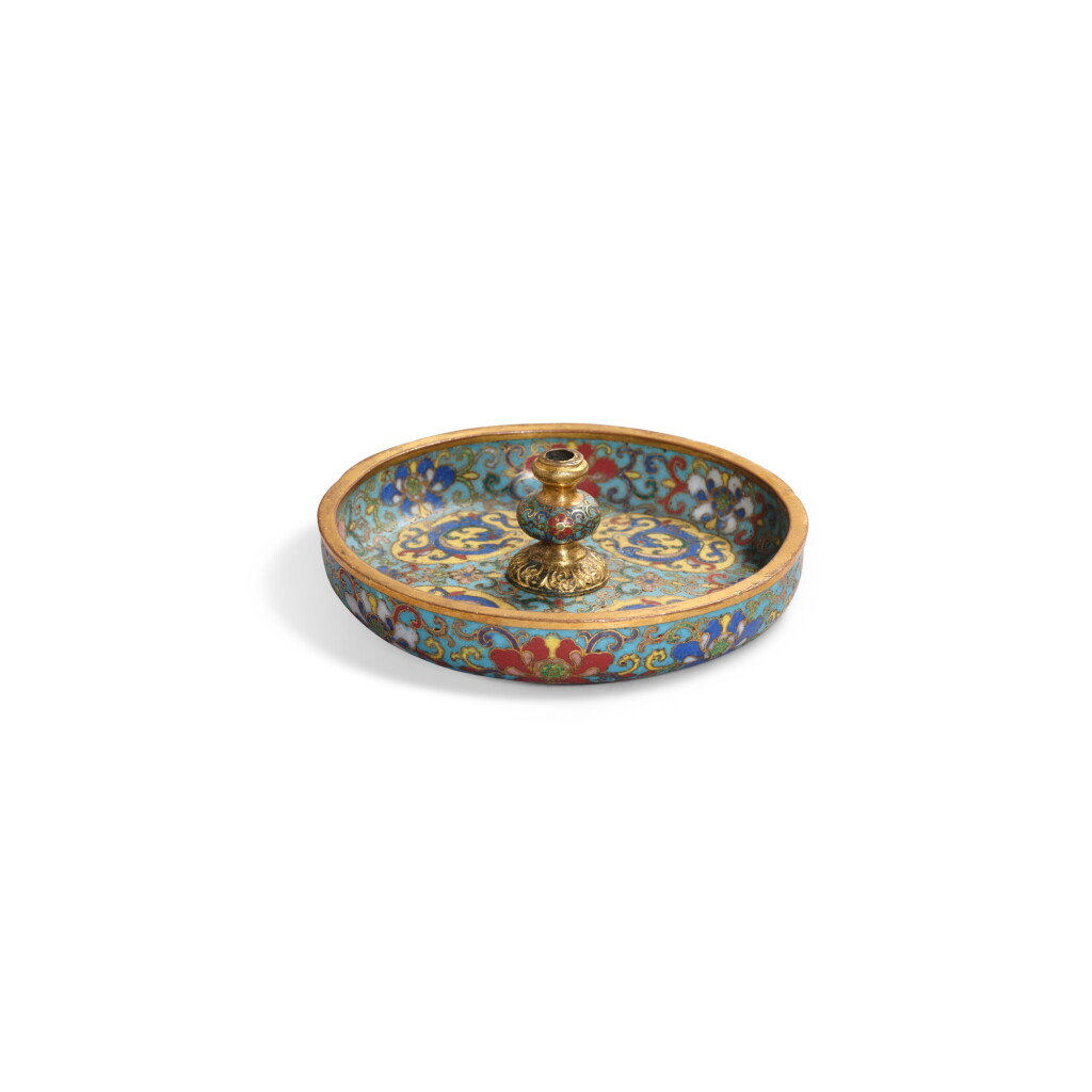 View full screen - View 1 of Lot 3577. A cloisonné enamel 'chilong' incense holder, Mark and period of Qianlong | 清乾隆 掐絲琺瑯開光螭龍紋香插 《乾隆年製》款.