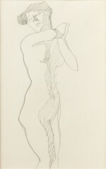 Femme nue debout de trois quarts vers la droite, mains réunies au niveau de l'épaule gauche