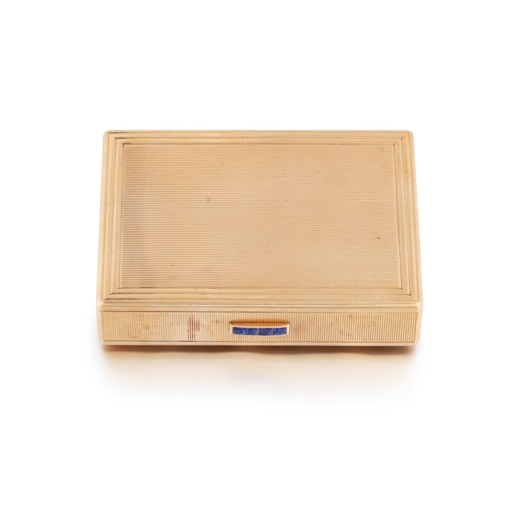 View full screen - View 1 of Lot 299. Cartier | Poudrier or et saphir | Gold and sapphire powder compact.