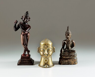 View full screen - View 1 of Lot 122. A standing bronze Krishna, a brass Shiva Linga and a bronze seated Buddha, Northern India and Thailand, 19th century | 印度北部及泰國 十九世紀 銅克里希纳立像及黃銅林伽及銅佛坐像一組三件.