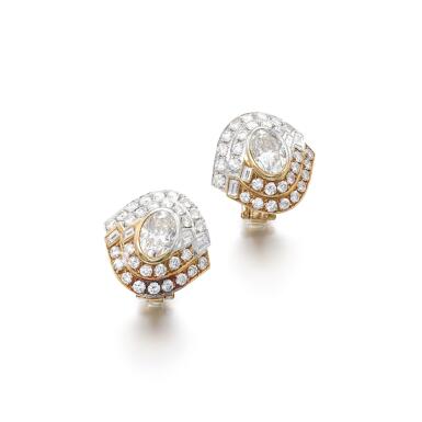 View full screen - View 1 of Lot 125. Pair of diamond ear clips (Paio di orecchini in diamanti).