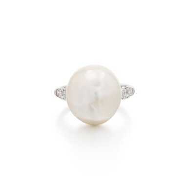 View full screen - View 1 of Lot 16. Bague perle fine et diamants | Natural pearl and diamond ring.