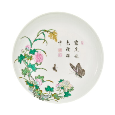 View full screen - View 1 of Lot 3739. A Guyuexuan-style 'butterfly and flower' dish, Mark and period of Yongzheng, the enamels possibly later | 清雍正 粉彩題詩古月軒式蝶戀花盤 《雍正年製》款 彩或後加.