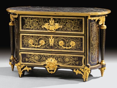 View full screen - View 1 of Lot 5. AN IMPORTANT OVAL PREMIÈRE PARTIE, BOULLE MARQUETRY EBONY VENEERED, BROWN TORTOISESHELL, MERCURY GILT-BRONZE AND ENGRAVED COPPER COMMODE 'EN TAMBOUR ARRONDI PAR LES DEUX BOUTS', LOUIS XIV, ATTRIBUTED TO ANDRÉ-CHARLES BOULLE, CIRCA 1705-1715 | IMPORTANTE COMMODE OVALE OU EN TAMBOUR ARRONDI PAR LES "DEUX BOUTS" EN MARQUETERIE À FOND D'ÉCAILLE BRUNE ET CUIVRE GRAVÉS, PLACAGE D’ÉBÈNE ET BRONZE DORÉ AU MERCURE D’ÉPOQUE LOUIS XIV, VERS 1705-1715, PAR ANDRÉ-CHARLES BOULLE.