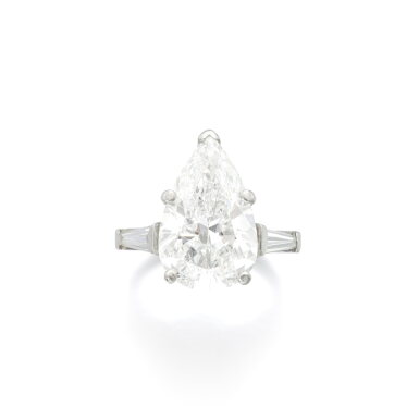 View full screen - View 1 of Lot 748. Diamond ring.