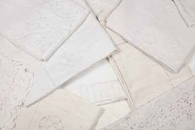 View full screen - View 1 of Lot 1105. Lot of seventeen cotton sheets | Lot de dix-sept draps en coton.