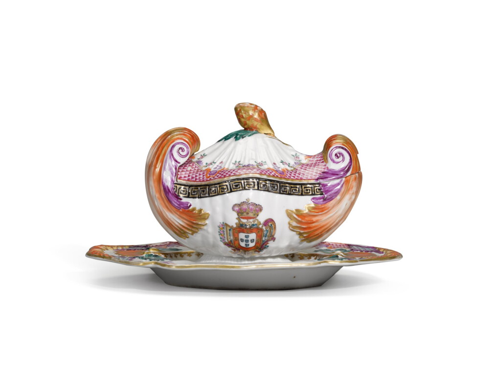 View full screen - View 1 of Lot 57. A Chinese export porcelain armorial sauce tureen, cover and stand, with the Royal Portuguese coat of arms, Qing dynasty, Qianlong period, circa 1775 | 清乾隆約1775年 外銷粉彩繪葡萄牙皇家族徽湯盆及托盤一套.