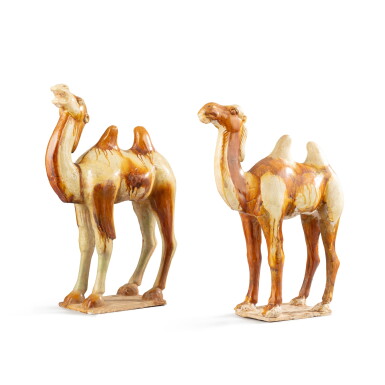 View full screen - View 1 of Lot 1052. A pair of amber and straw-glazed pottery figures of a Bactrian camel, Tang dynasty or later | Paire de chameaux en grès à glaçures blanche et ambrée, dynastie Tang ou postérieure.