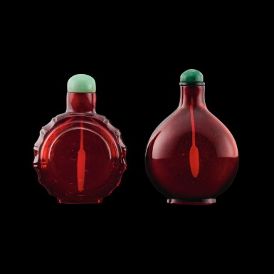 View full screen - View 1 of Lot 1115. Two ruby-red glass snuff bottles, Qing dynasty, 18th - 19th century | 清十八至十九世紀 寶石紅料鼻煙壺一組兩件.
