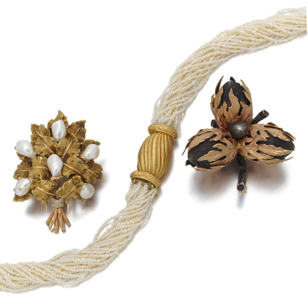 View full screen - View 1 of Lot 69. Seed pearl necklace and two clip brooches | Collana in microperline e due spille a clip.