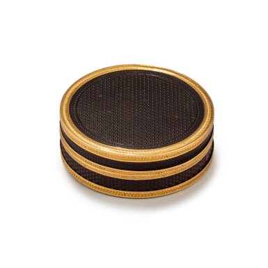 View full screen - View 1 of Lot 14. A pressed tortoiseshell bonbonniere with two-coloured gold mounts, Paris, circa 1785 | Bonbonnière en écaille pressée avec montures en or de deux couleurs, Paris, vers 1785 .