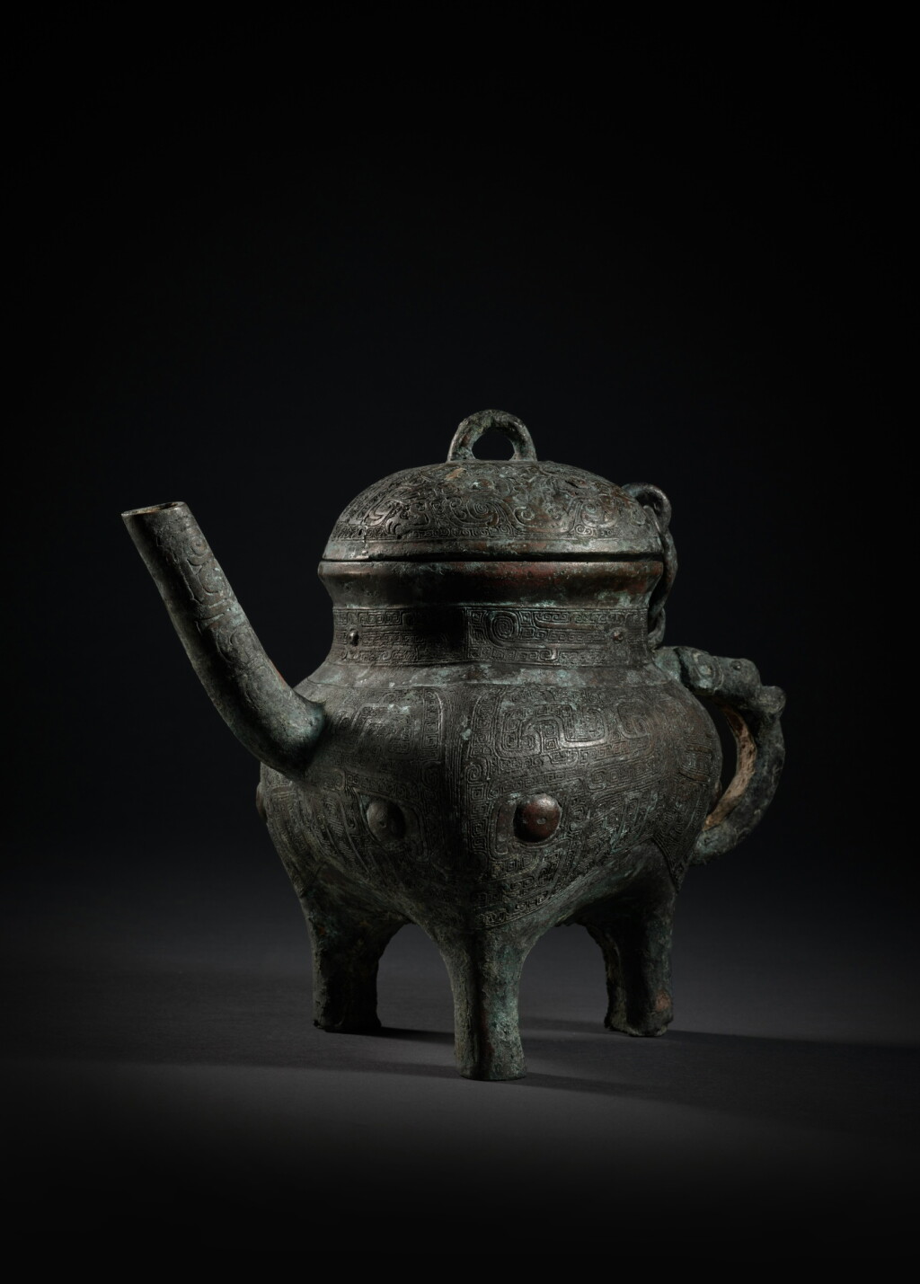 View full screen - View 1 of Lot 224. An archaic bronze ritual tripod pouring vessel and cover (He), Late Shang / early Western Zhou dynasty | 商末 / 西周初 青銅獸面紋盉.