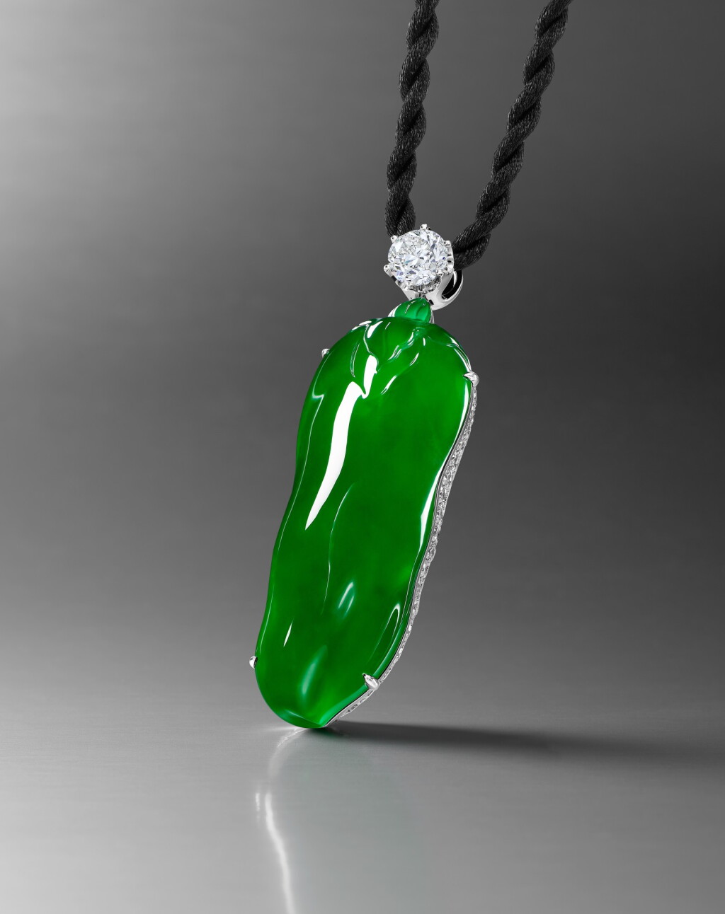 Voir en plein écran - Voir 1 du lot 1884. An Extraordinary 'Imperial Green' Jadeite, Diamond and Gem-Set Pendant | 超凡極品 天然 「帝王綠」翡翠 配 鑽石 及 寶石掛墜.