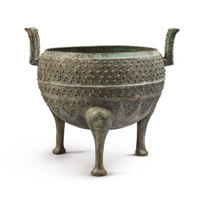 View full screen - View 1 of Lot 19. An archaic bronze food vessel (Ding), Eastern Zhou dynasty | 東周 青銅交龍紋鼎.