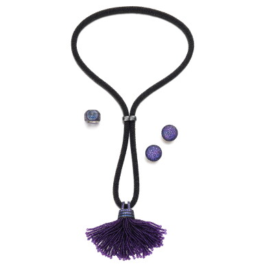 View full screen - View 1 of Lot 203. Parure saphirs et pierres de couleur | Sapphire and colored stone parure.