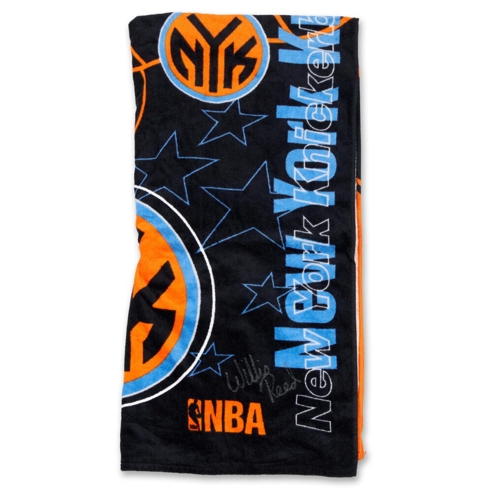 全螢幕檢視 - 查看217Willis Reed Signed New York Knicks Towel 的1