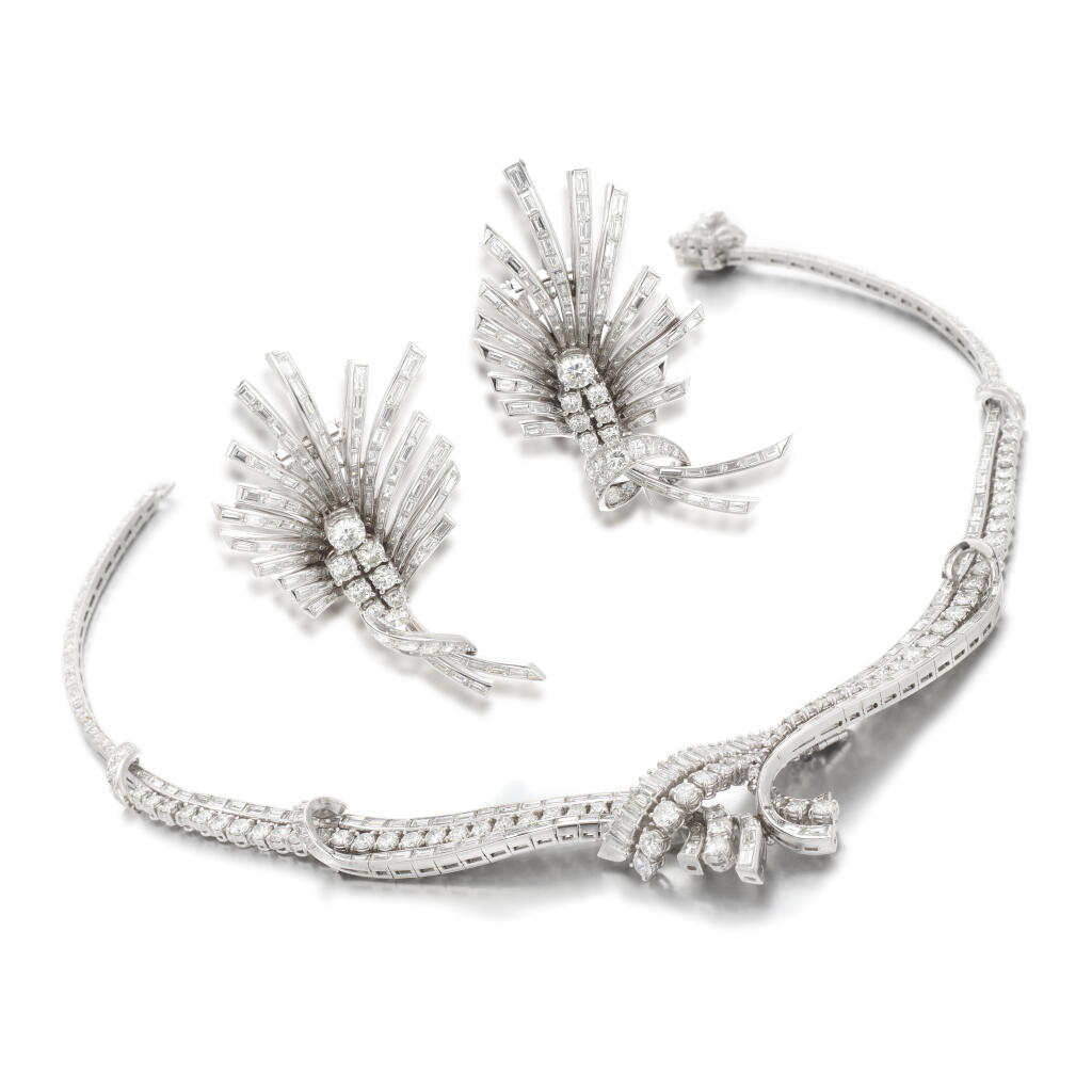 View full screen - View 1 of Lot 256. Diamond necklace and double brooch | Collana e coppia di spille in diamanti .