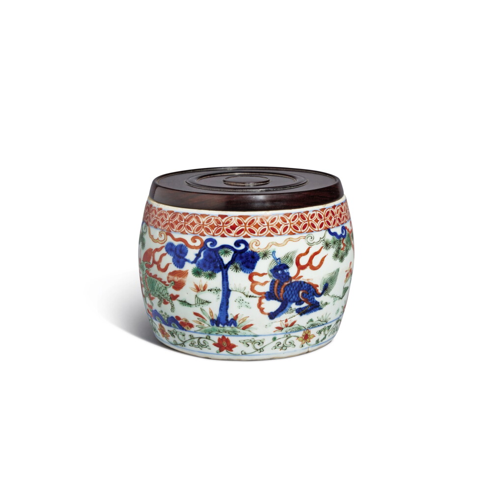 View full screen - View 1 of Lot 791. A rare wucai 'mythical beast' chess jar, Mark and period of Wanli | 明萬曆 五彩瑞獸紋罐 《大明萬曆年製》款.