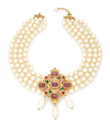 View full screen - View 1 of Lot 135. FAUX PEARL AND MULTICOLOR GRIPOIX PENDANT NECKLACE, CHANEL, 1990-1991.