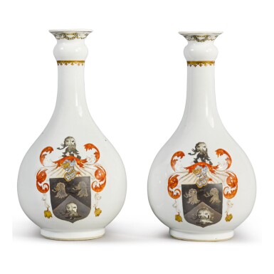 View full screen - View 1 of Lot 1883. A PAIR OF CHINESE EXPORT ARMORIAL BOTTLE VASES, QING DYNASTY, QIANLONG PERIOD, CIRCA 1745 | 清乾隆 約1745年 粉彩紋章圖長頸瓶.