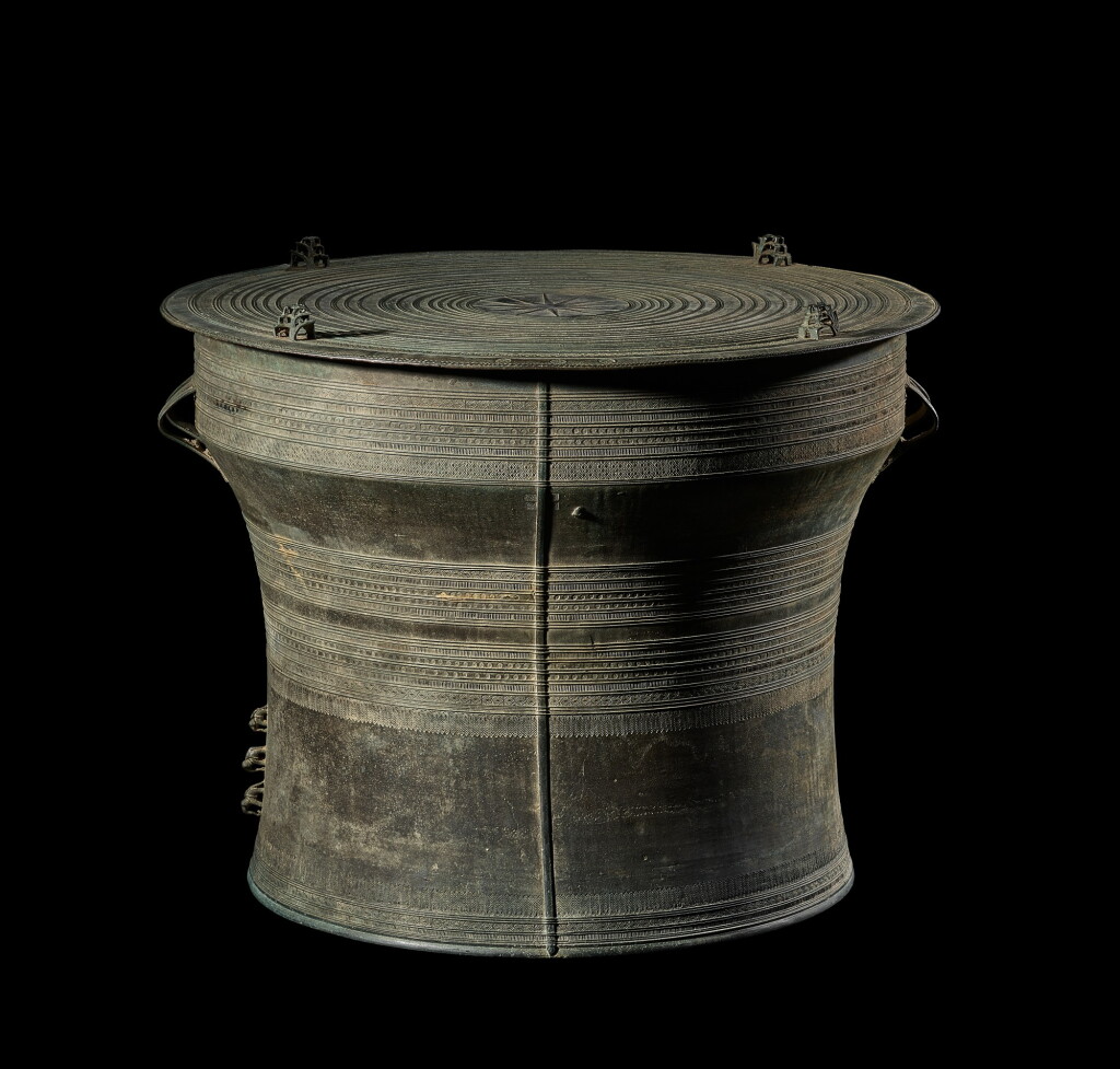 View full screen - View 1 of Lot 3114. A large bronze ritual drum, 15th - 19th century 十五至十九世紀 青銅鼓.