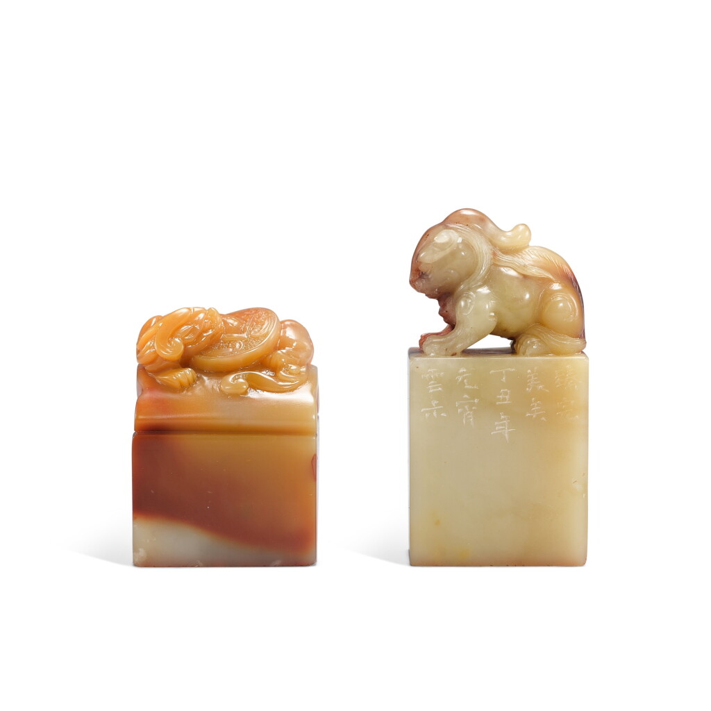 View full screen - View 1 of Lot 795. Two inscribed Shoushan soapstone seals by Xu Yunshu, 20th century | 二十世紀 徐雲叔篆壽山石瓦當獸鈕「甘道人」印 及 獸鈕「始月」印.