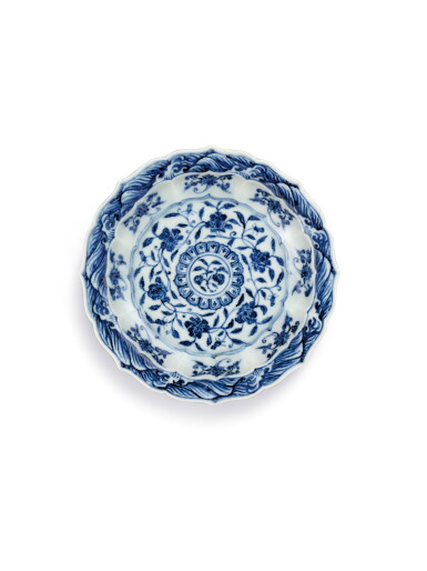 View full screen - View 1 of Lot 3621. A fine and rare small blue and white 'waves' barbed dish, Ming dynasty, Yongle period | 明永樂 青花花卉海水菱口折沿盤.