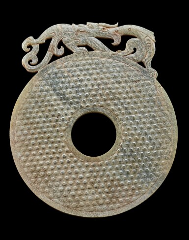 View full screen - View 1 of Lot 937. A rare and large jade 'dragon' bi disc, Late Western Han dynasty | 西漢晚期 出廓龍蒲紋玉璧.