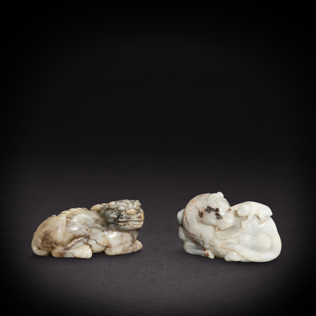 全螢幕檢視 - 查看3548A jade mythical beast and a jade 'horse and monkey' belt buckle, Qing dynasty, 17th - 18th century | 清十七至十八世紀 灰玉瑞獸及馬上封侯圖帶扣的1