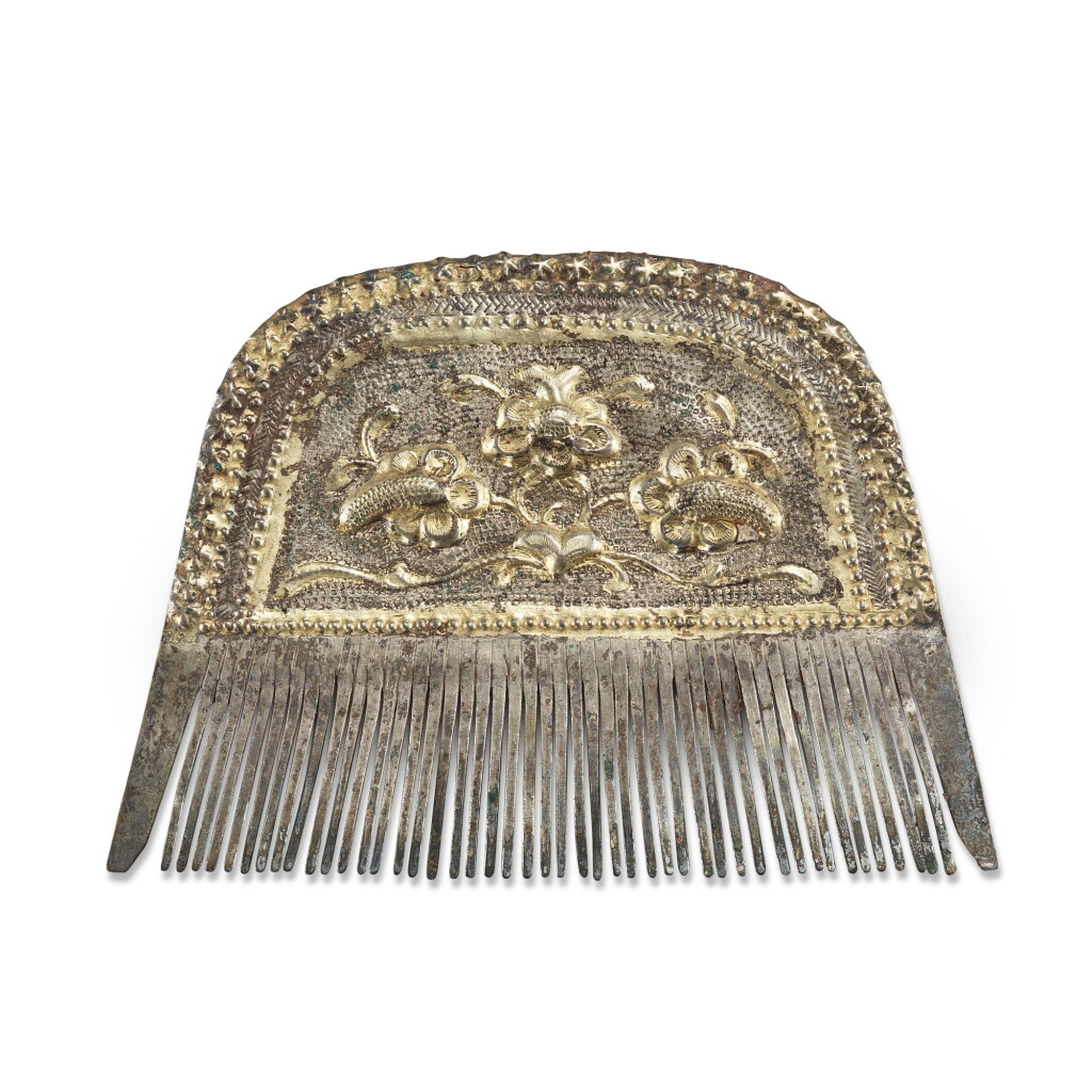View full screen - View 1 of Lot 802. A gilt-silver comb Tang dynasty | 唐 鎏金銀插梳.