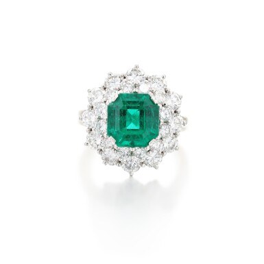 View full screen - View 1 of Lot 149. Bague émeraude et diamants | Emerald and diamond ring.