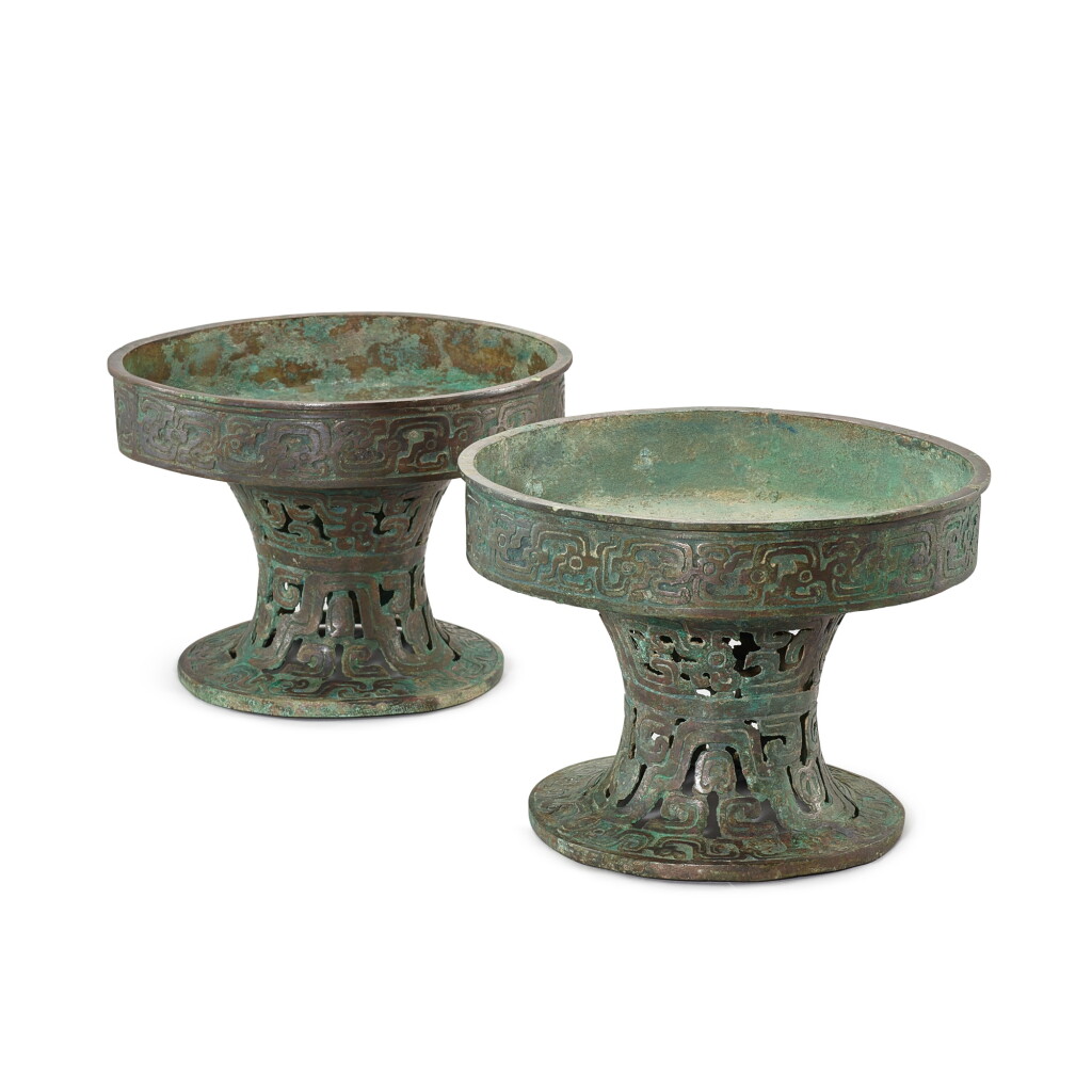 View full screen - View 1 of Lot 3011. A pair of archaic bronze ritual food vessels, pu, Late Western Zhou dynasty 西周末 青銅鏤空龍紋鋪一對.